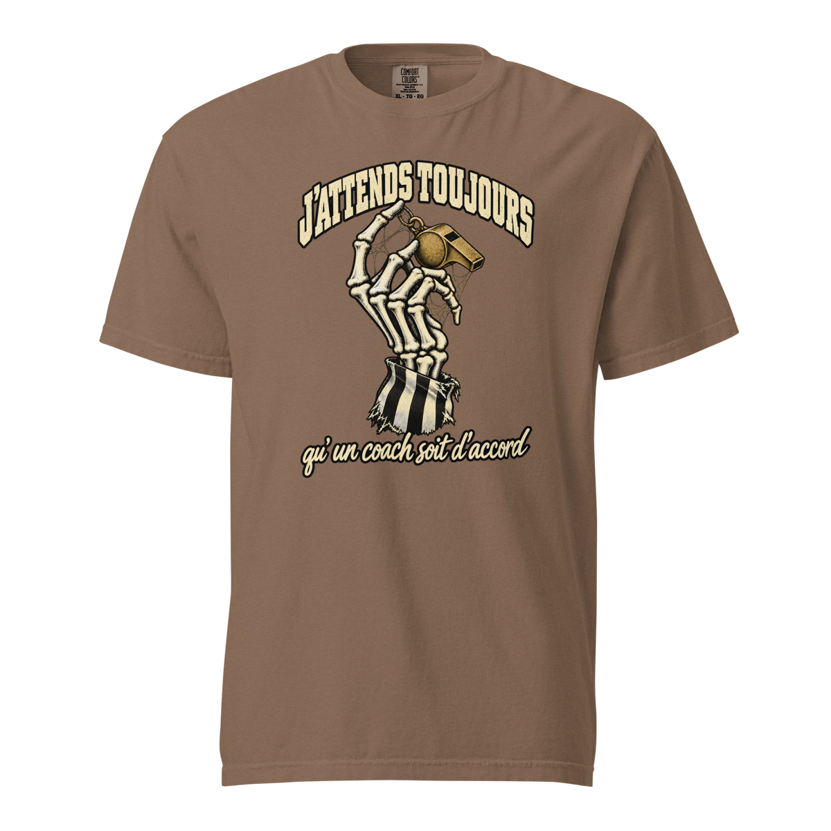 J'attends Toujours Tee coloris Espresso, vue de face : main de squelette tenant un sifflet doré sous « J'ATTENDS TOUJOURS » – tee arbitre basket Halloween Ref' Crew