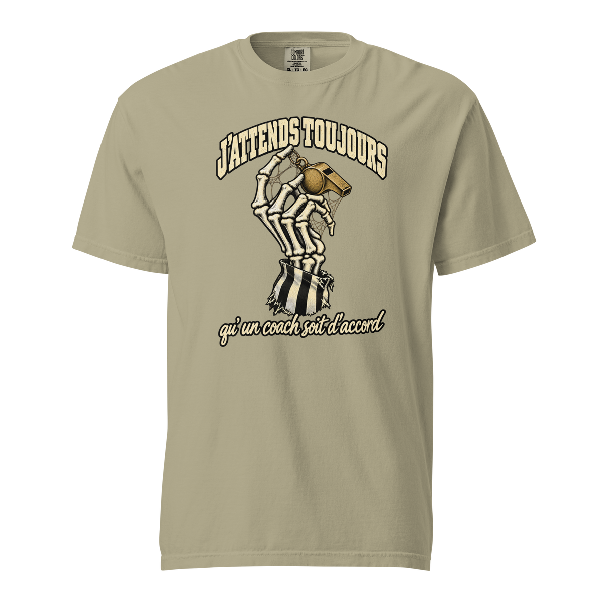 J'attends Toujours Tee coloris Khaki, vue de face : main de squelette tenant un sifflet doré sous « J'ATTENDS TOUJOURS » – tee arbitre basket Halloween Ref' Crew
